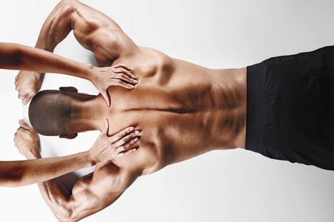 Terapis Riffany Massage sedang memijat punggung